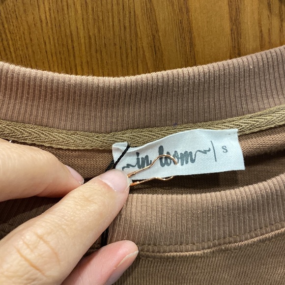 NWT  In Loom tee with mesh floral sleeves size small - Picture 4 of 7